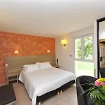 Logis Restaurant Les 2 Rives - A75, En Bordure De Riviere Otel 3*
