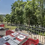Logis Restaurant Les 2 Rives - A75, En Bordure De Riviere Hotel
