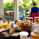 Logis Restaurant Les 2 Rives - A75, En Bordure De Riviere Otel Banassac