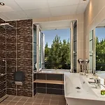 Logis Restaurant Les 2 Rives - A75, En Bordure De Riviere Otel