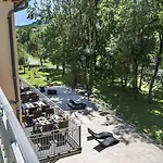 Logis Restaurant Les 2 Rives - A75, En Bordure De Riviere 3*