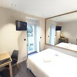 Logis Restaurant Les 2 Rives - A75, En Bordure De Riviere