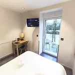 Logis Restaurant Les 2 Rives - A75, En Bordure De Riviere Otel