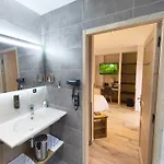 Logis Restaurant Les 2 Rives - A75, En Bordure De Riviere 3*
