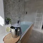 Logis Restaurant Les 2 Rives - A75, En Bordure De Riviere Otel