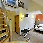 Logis Restaurant Les 2 Rives - A75, En Bordure De Riviere Otel 3*