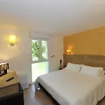Logis Restaurant Les 2 Rives - A75, En Bordure De Riviere Banassac