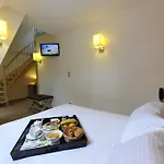 Logis Restaurant Les 2 Rives - A75, En Bordure De Riviere