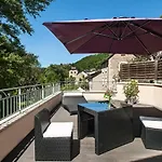 Logis Restaurant Les 2 Rives - A75, En Bordure De Riviere Otel