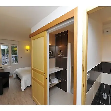 Hotel Logis Restaurant Les 2 Rives - A75, En Bordure De Riviere Banassac