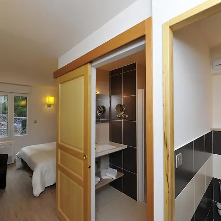 호텔 Logis Hotel Restaurant Les 2 Rives - Chambres Climatisees - A75, En Bordure De Riviere Banassac