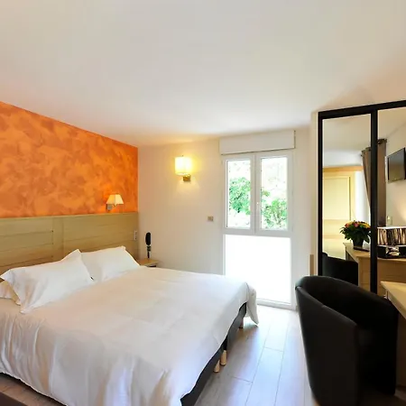 Logis Restaurant Les 2 Rives - A75, En Bordure De Riviere 3* Banassac