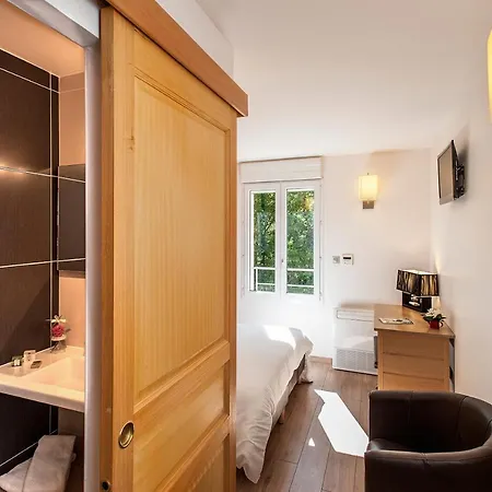 Logis Hotel Restaurant Les 2 Rives - Chambres Climatisees - A75, En Bordure De Riviere 호텔 Banassac