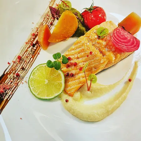 Logis Hotel Restaurant Les 2 Rives - Chambres Climatisees - A75, En Bordure De Riviere 호텔 3*