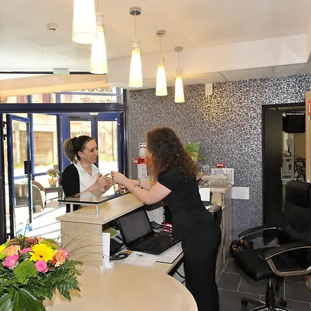 酒店 Logis Restaurant Les 2 Rives - A75, En Bordure De Riviere