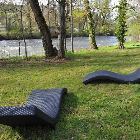 Logis Restaurant Les 2 Rives - A75, En Bordure De Rivière 3* Banassac