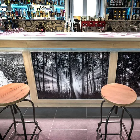 Logis Hotel Restaurant Les 2 Rives - Chambres Climatisees - A75, En Bordure De Riviere Banassac
