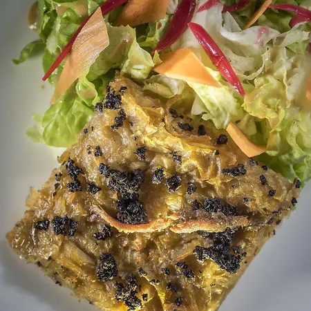 호텔 Logis Hotel Restaurant Les 2 Rives - Chambres Climatisees - A75, En Bordure De Riviere