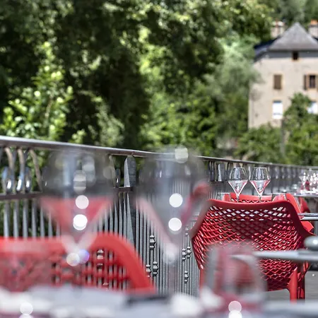 Logis Hotel Restaurant Les 2 Rives - Chambres Climatisees - A75, En Bordure De Riviere