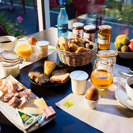Logis Hotel Restaurant Les 2 Rives - Chambres Climatisees - A75, En Bordure De Riviere Banassac