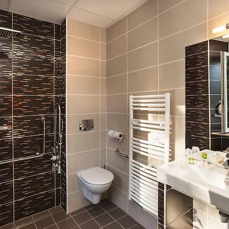 Logis Hotel Restaurant Les 2 Rives - Chambres Climatisees - A75, En Bordure De Riviere 3* Banassac