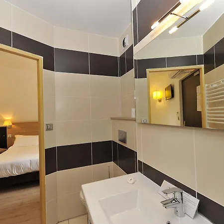 Logis Hotel Restaurant Les 2 Rives - Chambres Climatisees - A75, En Bordure De Riviere 3* Banassac