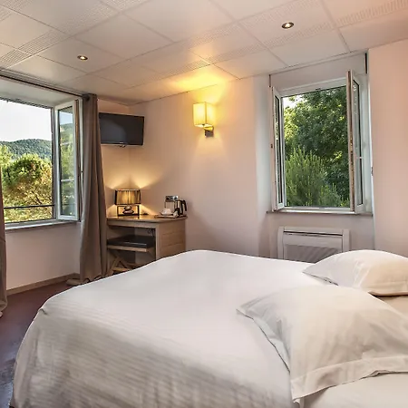 호텔 Logis Hotel Restaurant Les 2 Rives - Chambres Climatisees - A75, En Bordure De Riviere Banassac