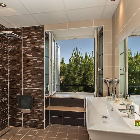 Logis Hotel Restaurant Les 2 Rives - Chambres Climatisees - A75, En Bordure De Riviere 호텔