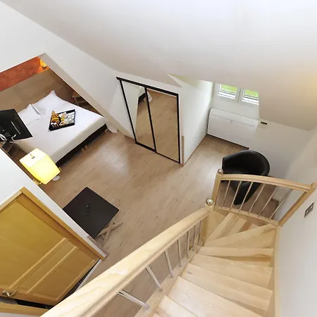 Logis Hotel Restaurant Les 2 Rives - Chambres Climatisees - A75, En Bordure De Riviere 호텔