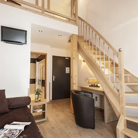 Logis Restaurant Les 2 Rives - A75, En Bordure De Riviere 3* Banassac