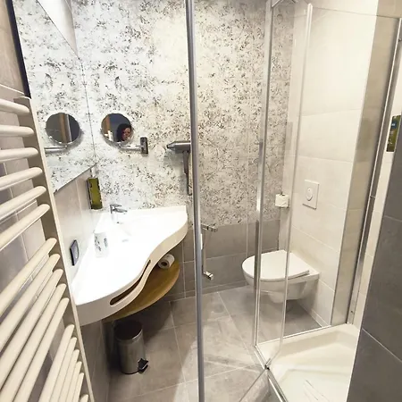 Logis Hotel Restaurant Les 2 Rives - Chambres Climatisees - A75, En Bordure De Riviere 3* Banassac
