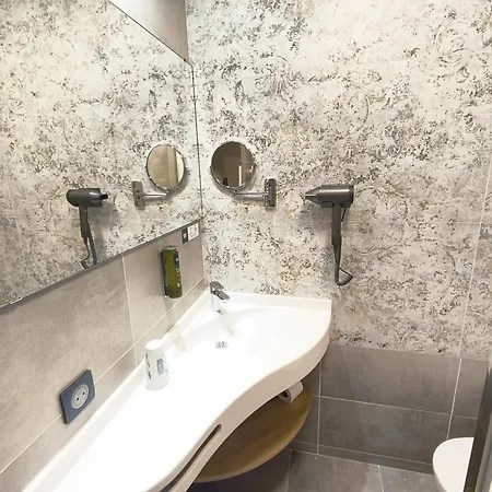 호텔 Logis Hotel Restaurant Les 2 Rives - Chambres Climatisees - A75, En Bordure De Riviere Banassac