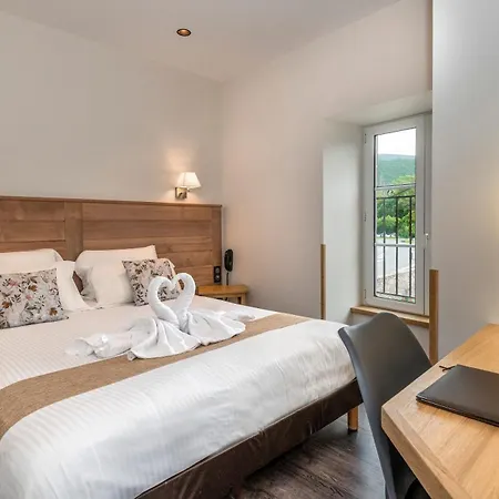 Hotel Logis Restaurant Les 2 Rives - A75, En Bordure De Rivière 3*