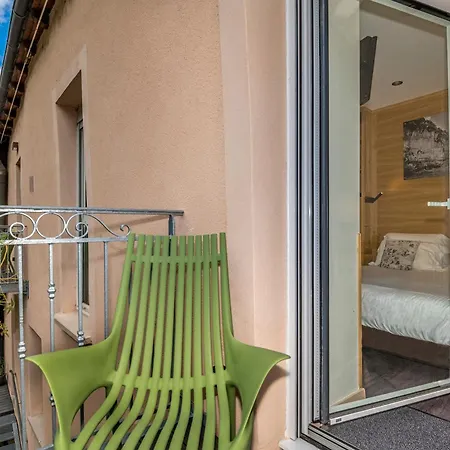 Logis Hotel Restaurant Les 2 Rives - Chambres Climatisees - A75, En Bordure De Riviere 호텔