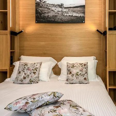 Logis Hotel Restaurant Les 2 Rives - Chambres Climatisees - A75, En Bordure De Riviere 3* Banassac
