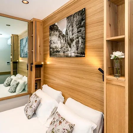 호텔 Logis Hotel Restaurant Les 2 Rives - Chambres Climatisees - A75, En Bordure De Riviere Banassac