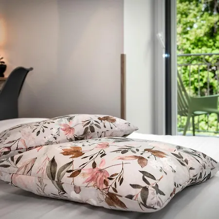 Logis Hotel Restaurant Les 2 Rives - Chambres Climatisees - A75, En Bordure De Riviere 3* Banassac