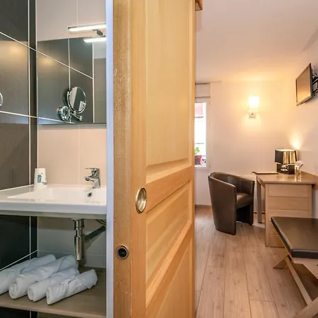Logis Hotel Restaurant Les 2 Rives - Chambres Climatisees - A75, En Bordure De Riviere