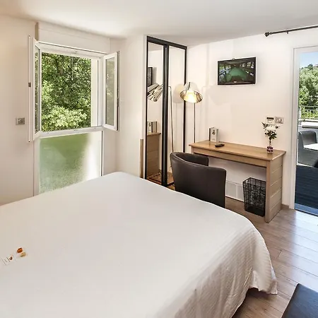 호텔 Logis Hotel Restaurant Les 2 Rives - Chambres Climatisees - A75, En Bordure De Riviere 3*