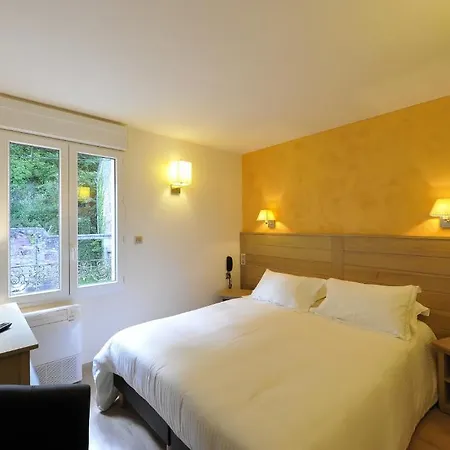 호텔 Logis Hotel Restaurant Les 2 Rives - Chambres Climatisees - A75, En Bordure De Riviere