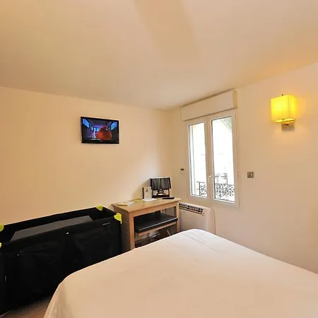 Logis Restaurant Les 2 Rives - A75, En Bordure De Riviere 3*