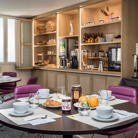 Logis Hotel Restaurant Les 2 Rives - Chambres Climatisees - A75, En Bordure De Riviere 호텔 Banassac
