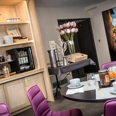 Logis Hotel Restaurant Les 2 Rives - Chambres Climatisees - A75, En Bordure De Riviere 3* Banassac
